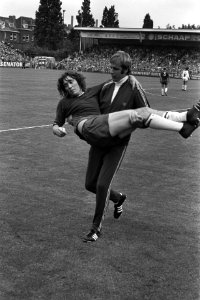 Sparta tegen Ajax 1-1, Nol Heyerman gewond van veld gedragen door Henk Klamer, Bestanddeelnr 924-8716