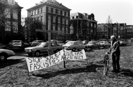 Spandoek en Kruis voor Russische Handelsdelegatie op Museumplein voor de miljoe, Bestanddeelnr 932-1109