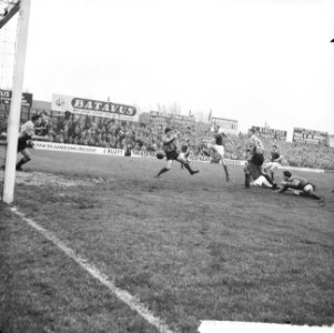 Sparta tegen Ajax 1-4, Henk Groot (2e van links) scoort eerste doelpunt, rechts , Bestanddeelnr 911-7991