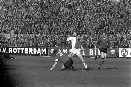 Sparta tegen Ajax 2-1, nummer 16 en 17 spelers bij Van Duivenbode, Bestanddeelnr 920-0600