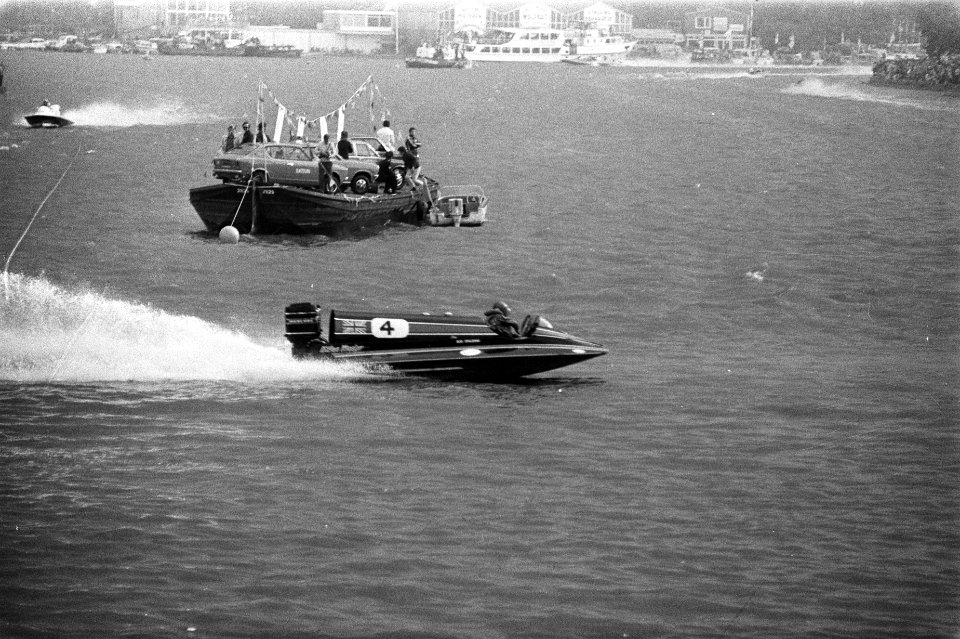Speedbootraces Drie uren van Amsterdam , Amsterdam, Bob Spalding in actie, Bestanddeelnr 924-9494