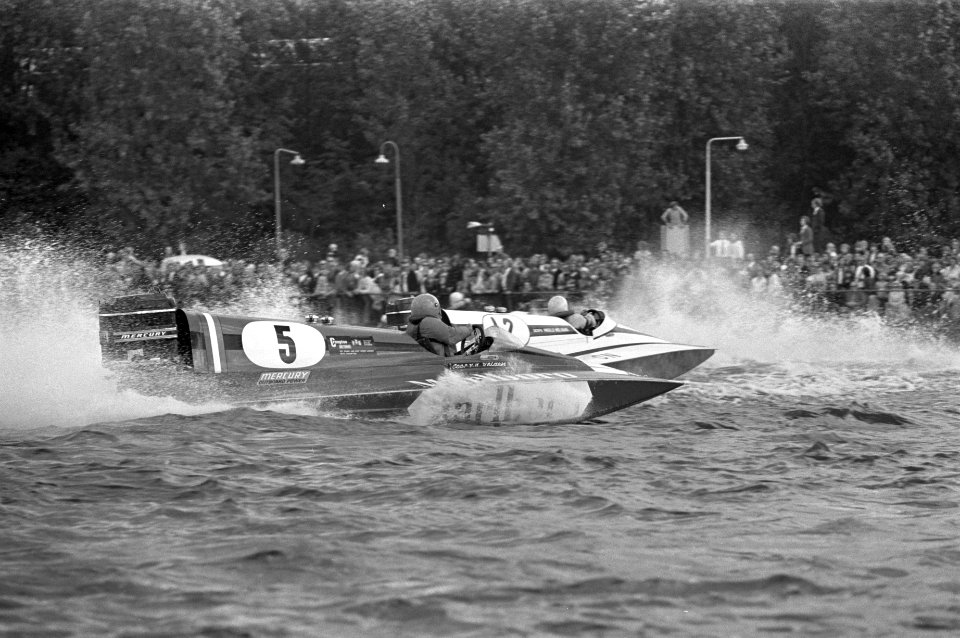 Speedbootrace Drie uren van Amsterdam op de Amstel, Cees van der Velden (nummer , Bestanddeelnr 925-9045