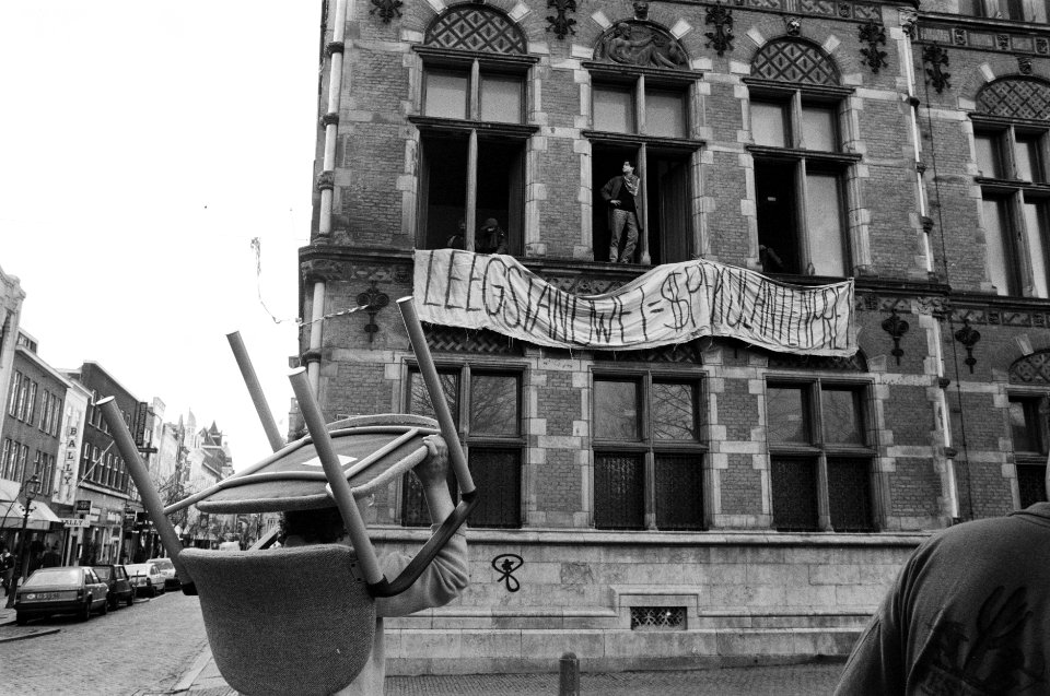 Spandoek op leegstaand pand, Bestanddeelnr 934-4097