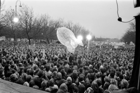 Spandoek Raket op het Museumplein overzicht van de menigte op het plein, Bestanddeelnr 931-8153