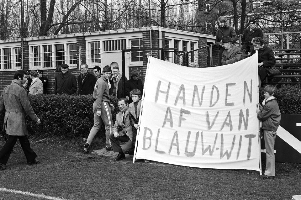 Spandoek tegen de fusie van Blauw-Wit met DWS, Bestanddeelnr 924-4021