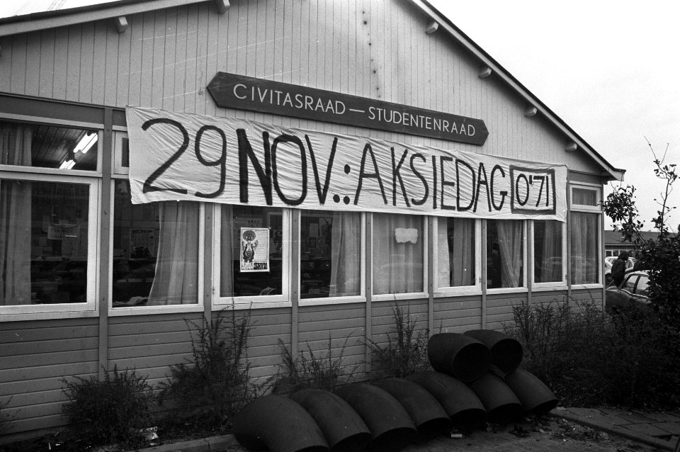 Spandoek bij Vrije Universiteit tegen onderwijsbeleid regering Amsterdam, Bestanddeelnr 925-1877
