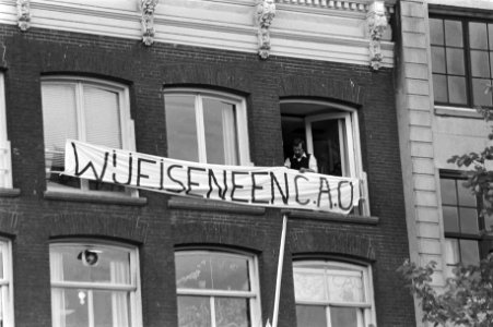 Spandoek buiten met de tekst Wij eisen een CAO, Bestanddeelnr 931-6804