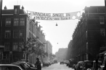 Spandoek in Staatsliedenbuurt (vandaag Singel 114 , morgen Van Thijn ), Bestanddeelnr 933-1328
