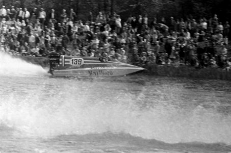 Speedboat-race op Bosbaan, Cees van der Velden in aktie, Bestanddeelnr 926-4239