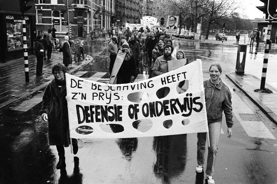 Spandoek met De beschaving heeft zijn prijs, defensie of onderwijs, Bestanddeelnr 932-4038