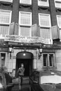 Spandoek Amsterdam vraag Sheel smeerm uit Zuid Afrika op stadhuis, Bestanddeelnr 934-1275