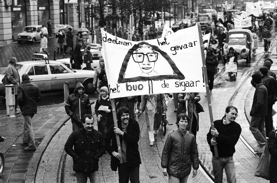 Spandoek met Deetman het gevaar, het BUO de sigaar, Bestanddeelnr 932-4037