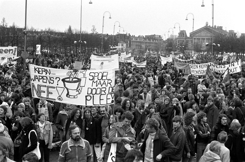 Spandoek Kernwapens nee spoel maar door de plee, Bestanddeelnr 931-8154