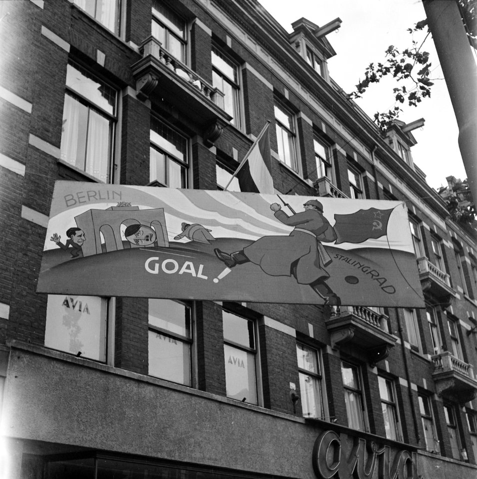 Spandoek met tekening van een Rus die het hoofd van Hitler door de Brandenburge, Bestanddeelnr 900-4583