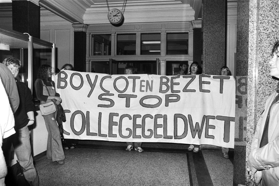 Spandoek in de hal van de Amsterdamse rechtbank, Bestanddeelnr 931-7324