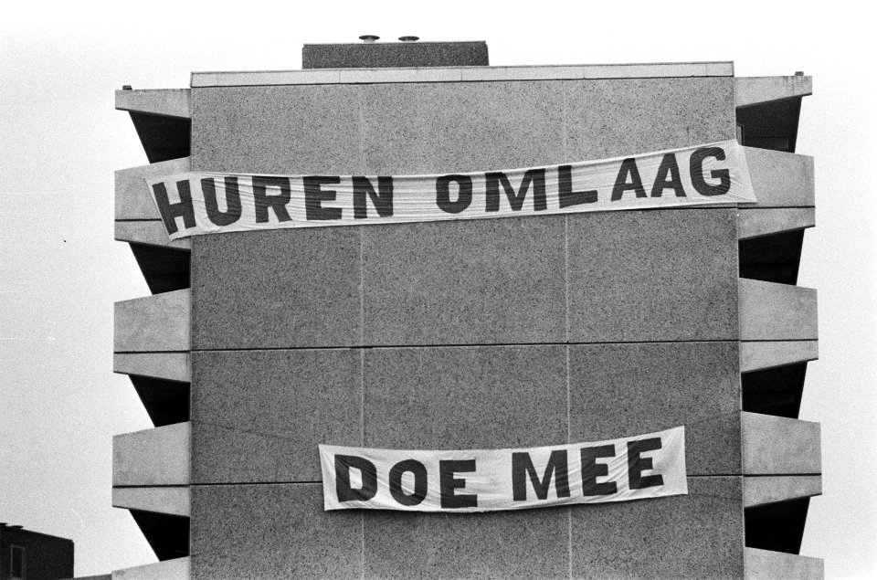 Spandoek Huren omlaag, doe mee tegen een flatwand, Bestanddeelnr 927-0117