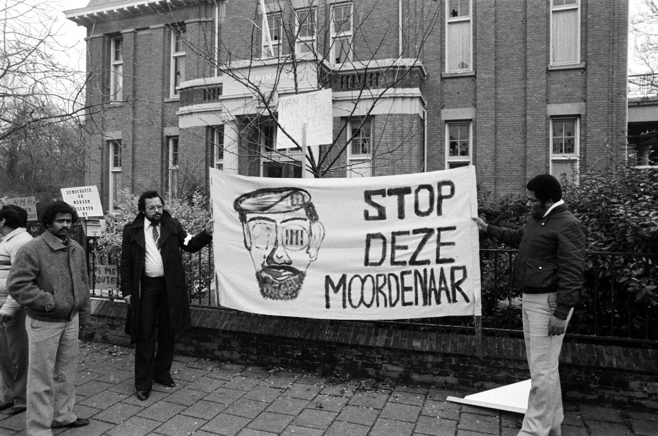 Spandoeken worden aangebracht, Bestanddeelnr 932-4353
