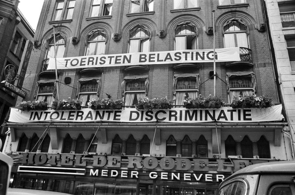Spandoeken op Hotel De Roode Leeuw in Amsterdam uit protest tegen toeristenbelas, Bestanddeelnr 925-7735