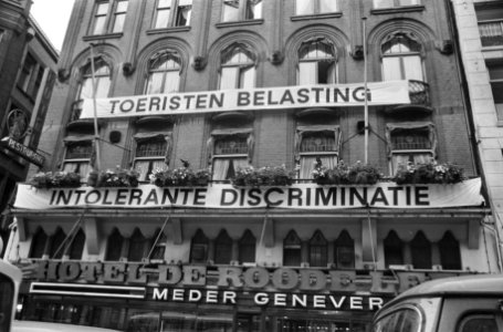 Spandoeken op Hotel De Roode Leeuw in Amsterdam uit protest tegen toeristenbelas, Bestanddeelnr 925-7735