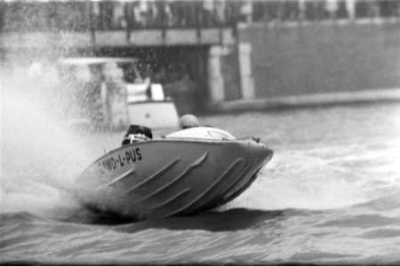 Speedbootraces in Amsterdam. De Drie Uren van Amsterdam , Don Ross (Engeland) in, Bestanddeelnr 922-8112