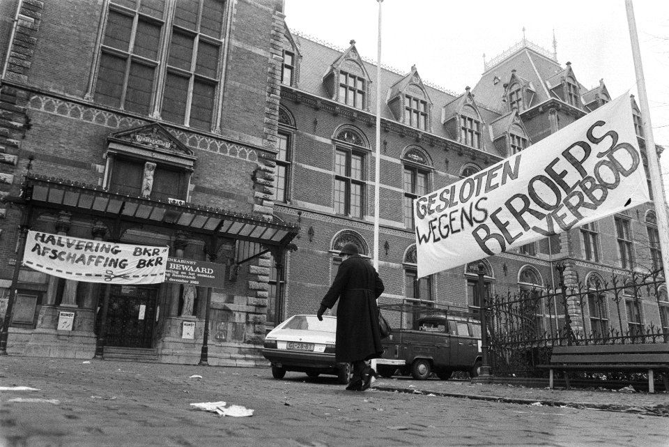 Spandoek Gesloten wegens beroepsverbod bij het Rijksmuseum, Bestanddeelnr 932-8016