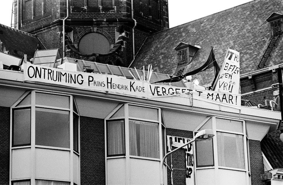 Spandoek aan de gevel van een kraakpand, Bestanddeelnr 930-9621