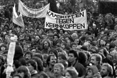 Spandoek Kaaskoppen tegen kernkoppen op het Museumplein, Bestanddeelnr 931-8151