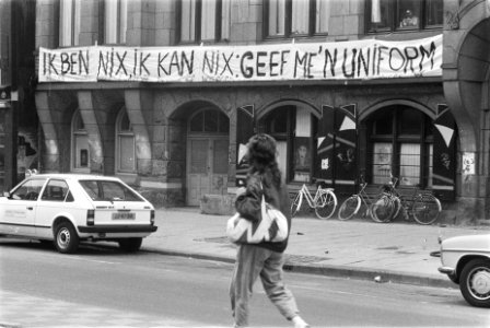 Spandoek ik ben nix, ik kan nix, geef me n uniform op voormalig Handelsbladgeb, Bestanddeelnr 932-9004
