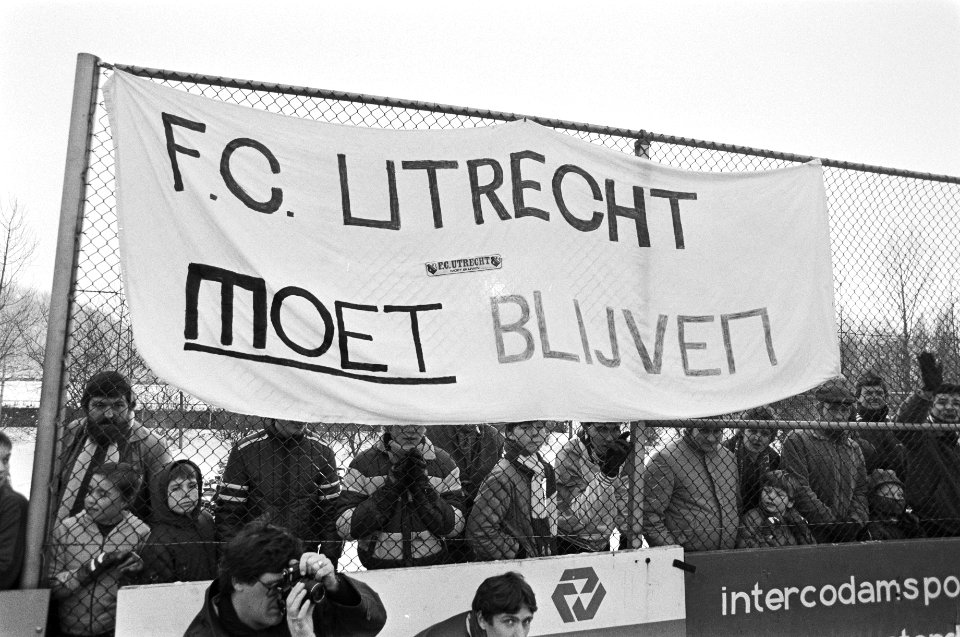 Spandoek FC Utrecht moet blijven bij vriendschappelij voetbalwedstrijd, Bestanddeelnr 931-8727