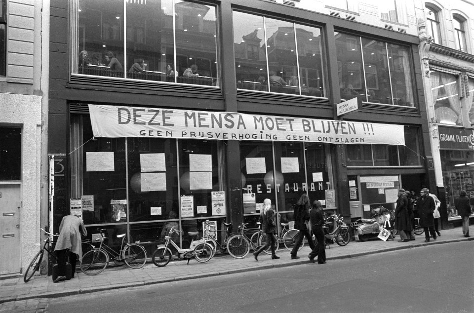 Spandoek Mensa moet blijven op studentenrestaurant in Damstraat Amsterdam, Bestanddeelnr 925-2503
