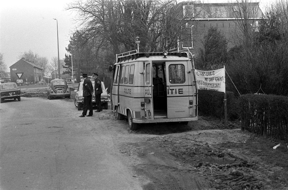Spandoeken zijn verborgen achter een politieauto, Bestanddeelnr 927-0955