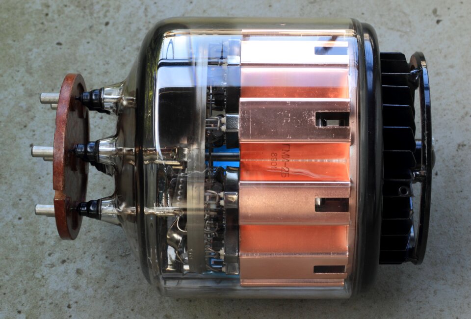 Vacuum modulator tetrode