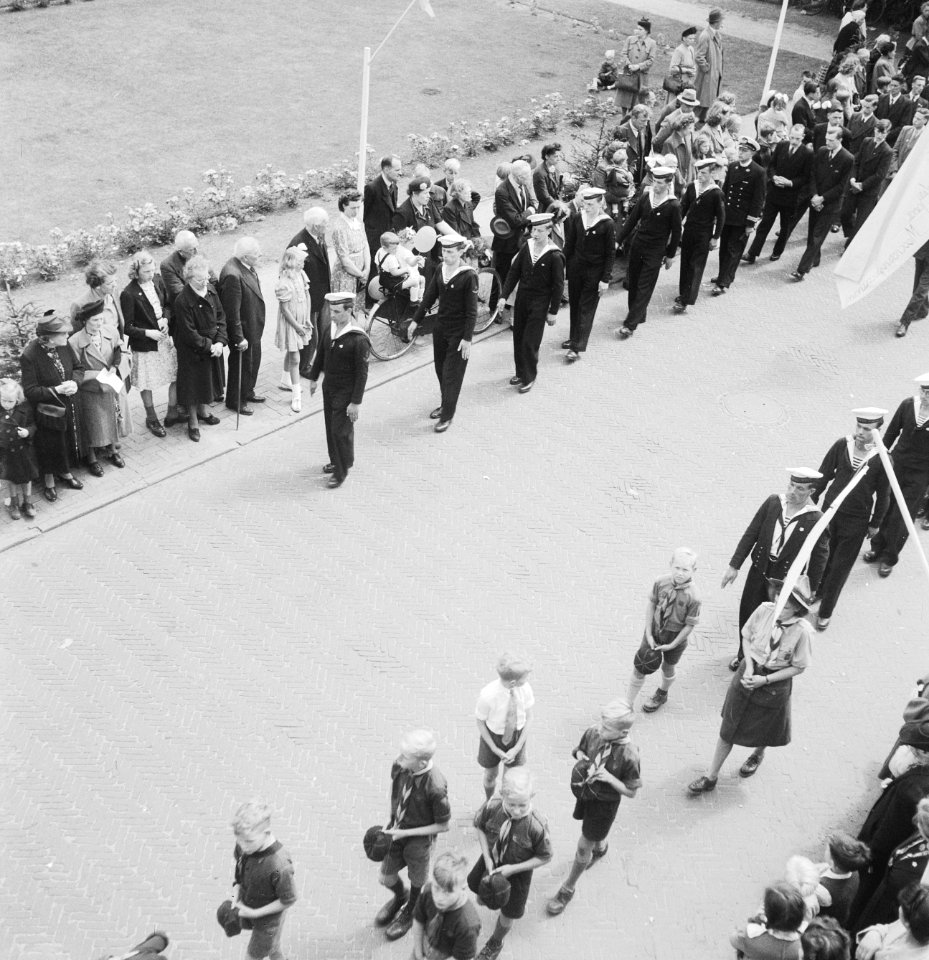 St. Jansprocessie te Laren. Matrozen lopen voorop, Bestanddeelnr 934-5198
