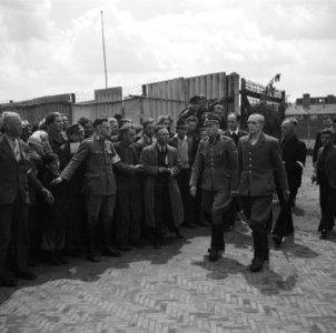 SS-kampbewaker B.J. Westerveld (rechts) en kampcommandant K.P. Berg lopen langs , Bestanddeelnr 900-4834