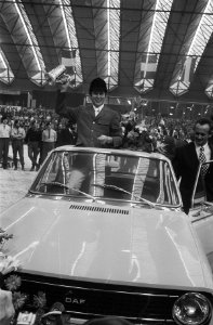 Springruiter Hugo Simon (Oostenrijk) met de beker en de gewonnen auto, Bestanddeelnr 926-8008