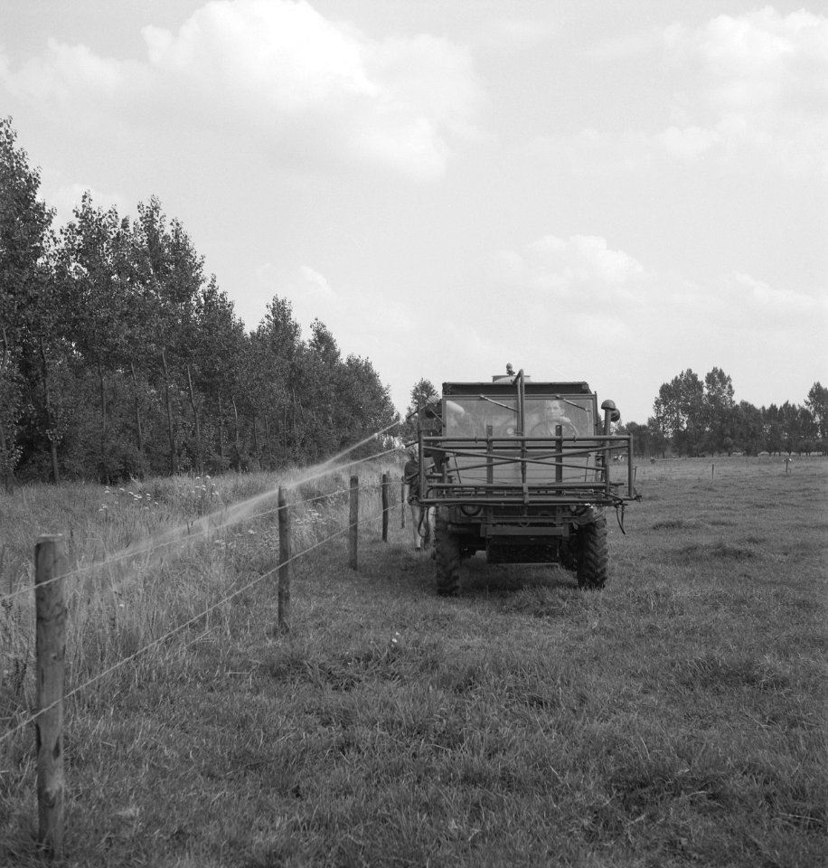 Sproeiwagens, sproeiwerkzaamheden, bossen, afrasteringen, Bestanddeelnr 253-4897