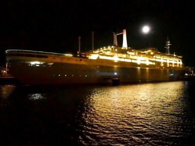 SS Rotterdam by night pic04