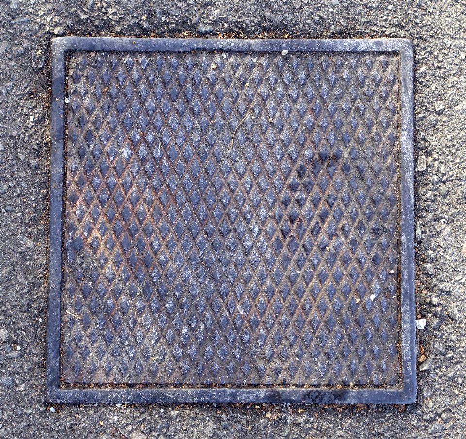 Square diamonds - streethole cover - Cambridge, MA - DSC02512