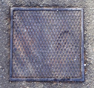 Square diamonds - streethole cover - Cambridge, MA - DSC02512