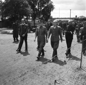SS-kampbewaker B.J. Westerveld (rechts) en kampcommandant K.P. Berg bewaakt door, Bestanddeelnr 900-4836