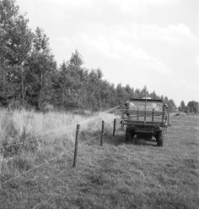 Sproeiwagens, sproeiwerkzaamheden, bossen, afrasteringen, Bestanddeelnr 253-4896