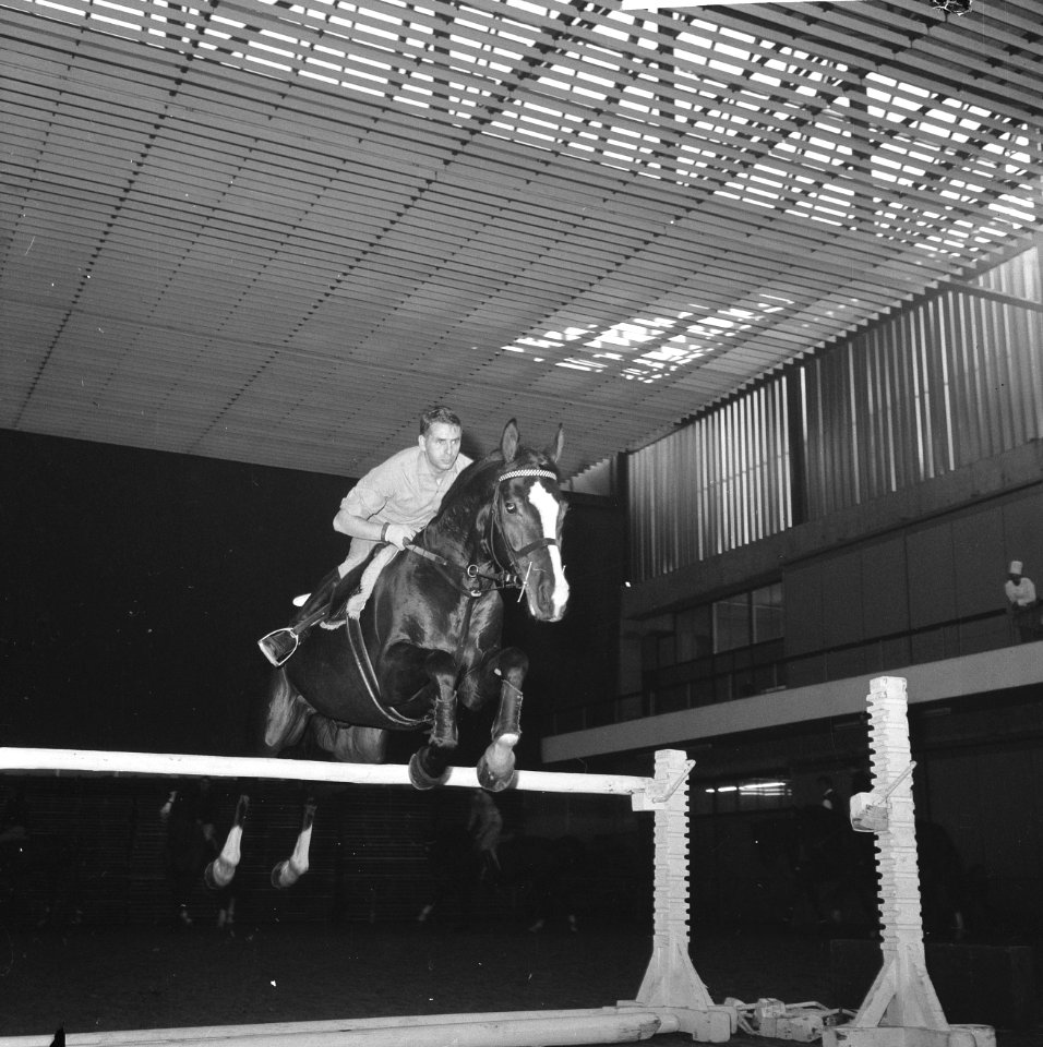 Springruiter Antoon Ebben met zijn paard Bastogne tijdens training, Bestanddeelnr 918-3453