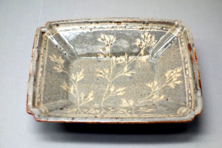 Square Dish, Mino ware, Nezumi-Shino type, Azuchi-Momoyama to Edo period, 16th-17th century, autumn grasses design - Tokyo National Museum - DSC05271