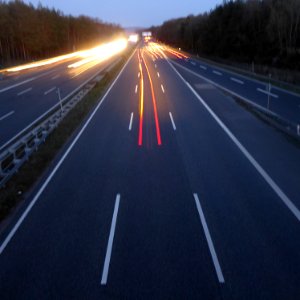 Spurwechsel von Autos mit Lichtspuren