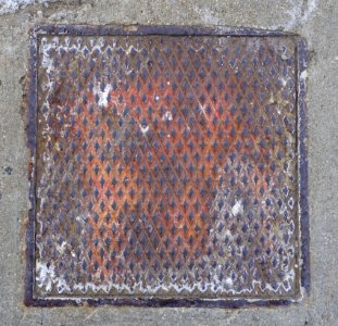 Square diamonds - streethole cover - Cambridge, MA - DSC02504