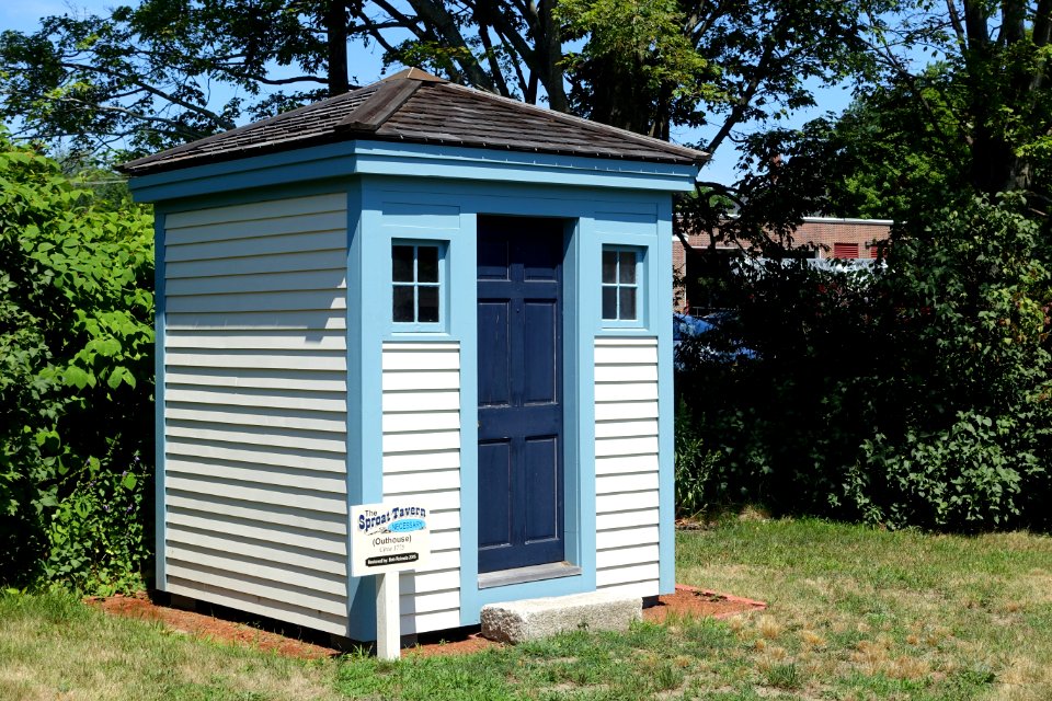 Sproat Tavern Necessary (outhouse), c. 1700 - Middleborough Historical Museum - Middleborough, MA - DSC03951