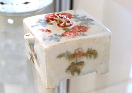 Square water dropper, Korea, Joseon, 18th to early 19th century AD, porcelain with underglaze red and blue - Östasiatiska museet, Stockholm - DSC09440