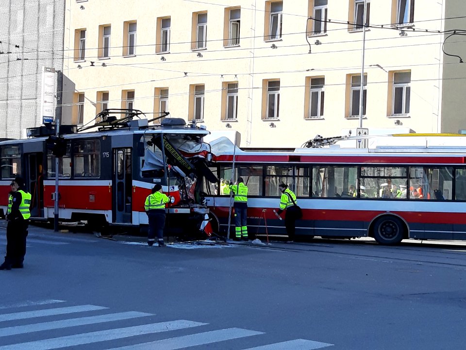 SRAZKA TRAMVAJE A TROLEJBUSU BRNO 20190401 10