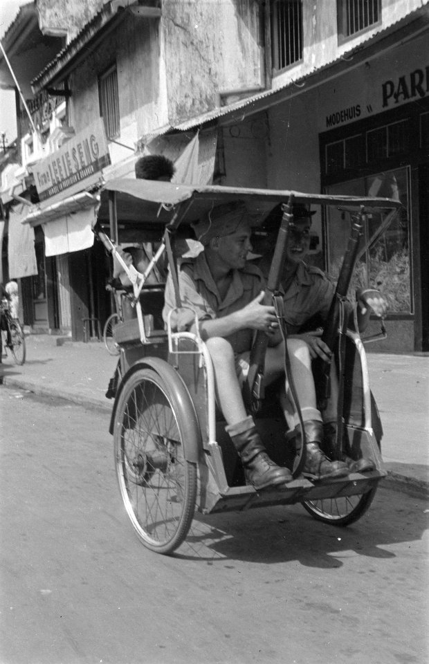 Sraatbeeld Batavia met gewapende Nederlandse militairen in een becak, Bestanddeelnr 4070