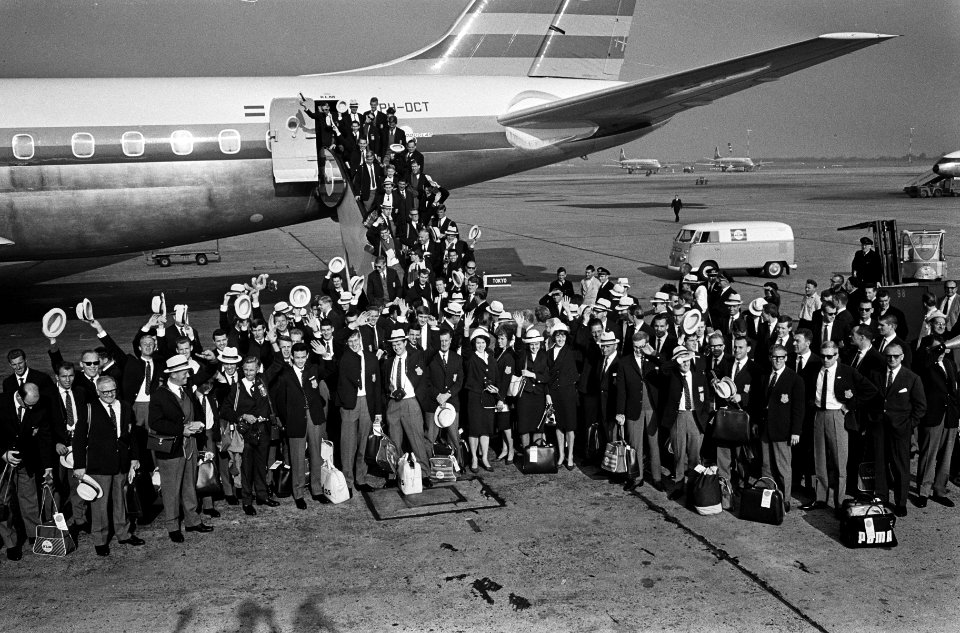 Sportlieden naar Tokio vertrokken, de grote groep deelnemers voor de DC8 op Schi, Bestanddeelnr 916-9411